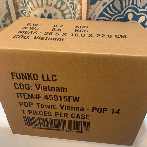 Funko Pop! Town Freddy Funko with Funko HQ #12 (ECCC 2020 Exclusive) - Picture 10 of 10